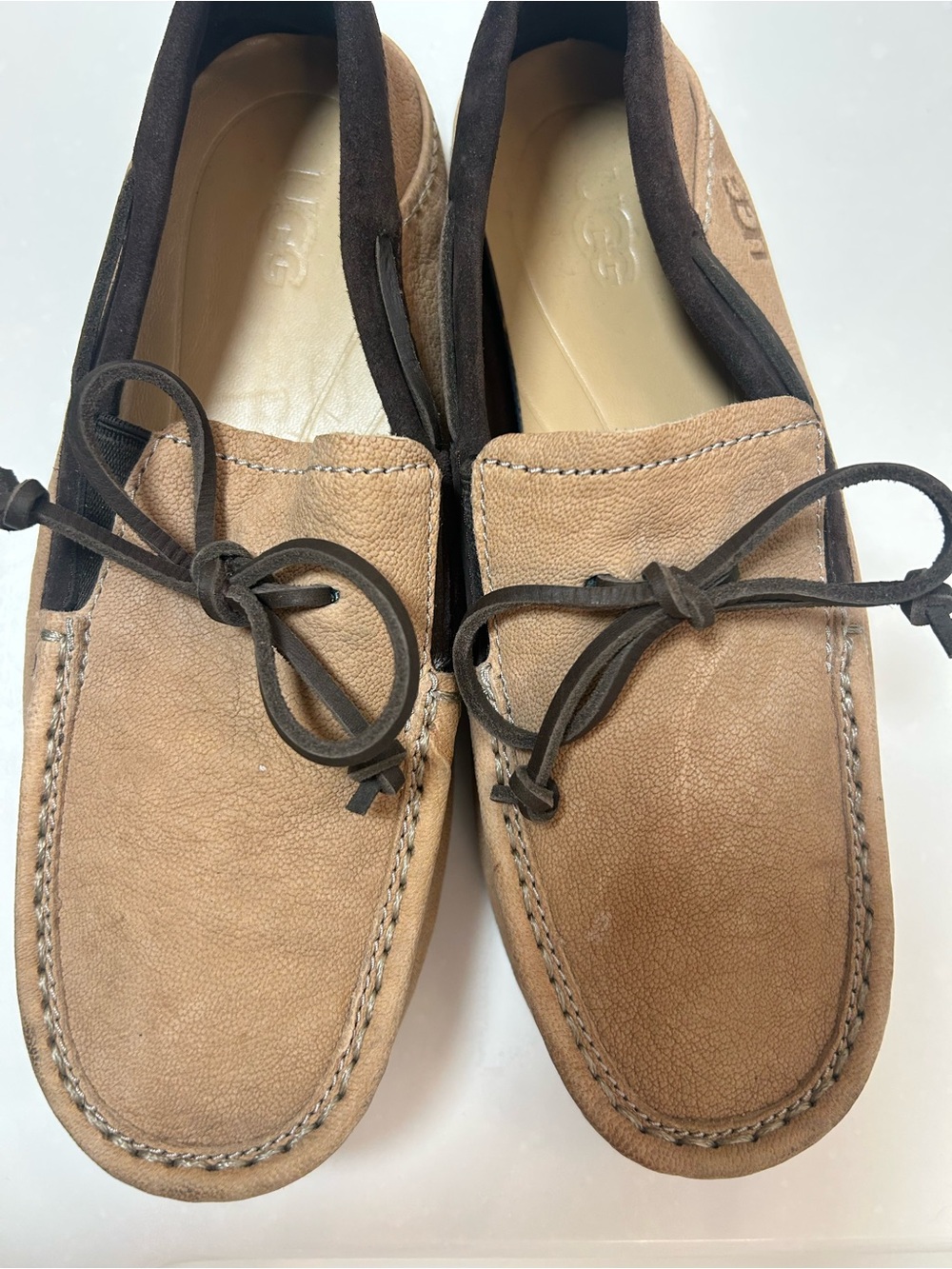 UGG KARSON TS TAN LEATHER DRIVING MOCS. NWOB MENS SiZE 7